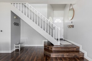 Interior - GOODE.HOMES | Luxury Modern Home w/ Jacuzzi (Santa Clarita)