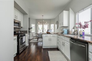 Private kitchen - GOODE.HOMES | Luxury Modern Home w/ Jacuzzi (Santa Clarita)