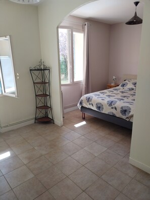 2 chambres, fer et planche à repasser, Wi-Fi gratuit, draps fournis