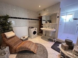 Een douche, een haardroger, handdoeken, zeep