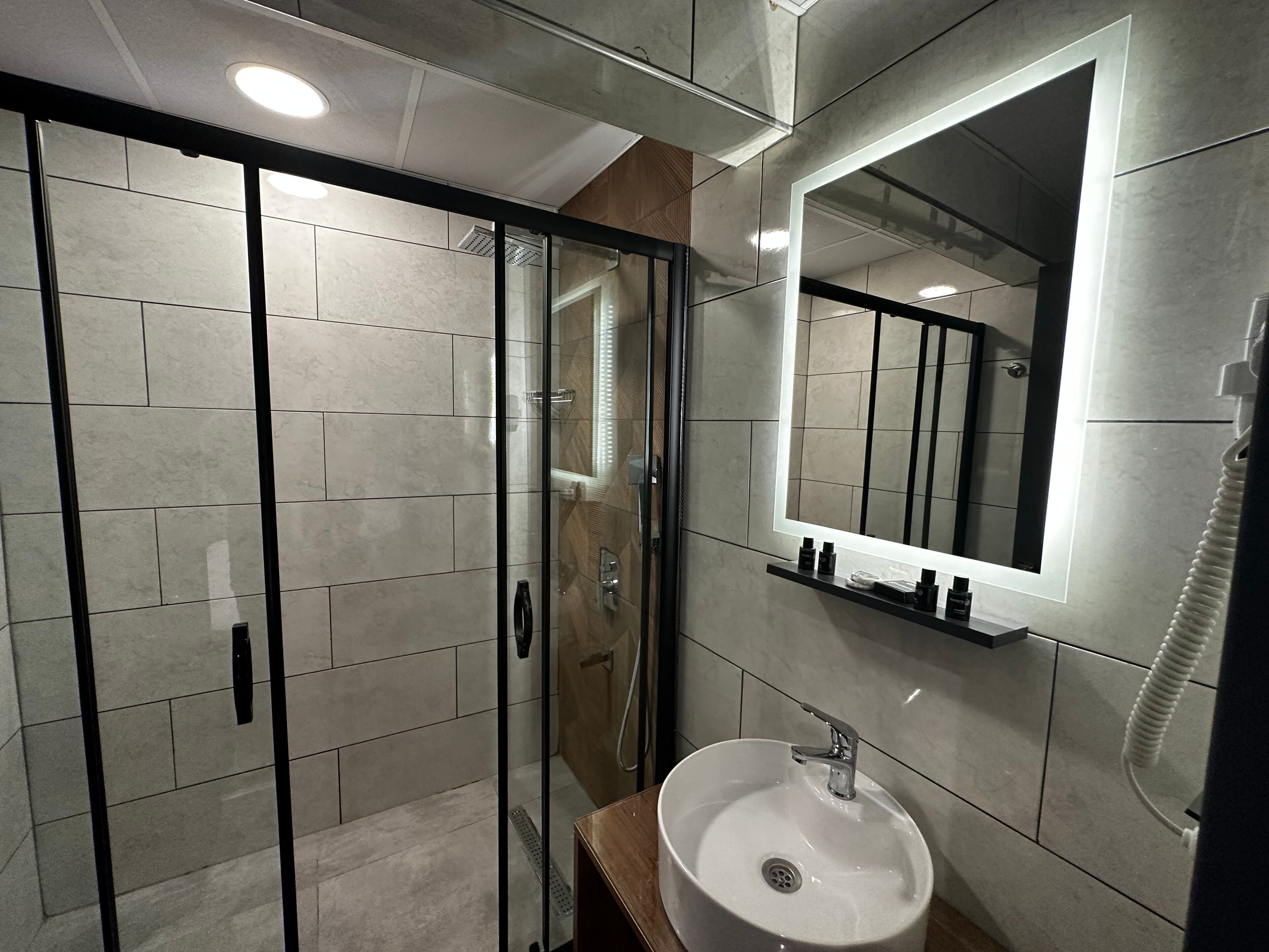 Economy Double or Twin Room | Bathroom | Designer toiletries, hair dryer, slippers, towels