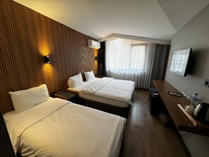 Habitación triple exclusiva, varias camas, para no fumadores, vista a la ciudad | Sábanas de algodón egipcio y ropa de cama de alta calidad 