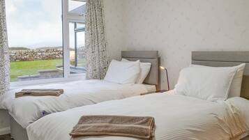3 bedrooms, WiFi (free), bed sheets