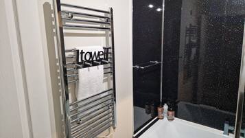 Apartment | Bathroom | Combined shower/bathtub, deep-soaking bathtub, free toiletries