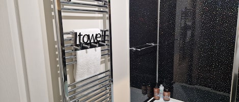 Departamento | Baño | Tina con regadera, tina profunda, amenidades de baño gratuitas