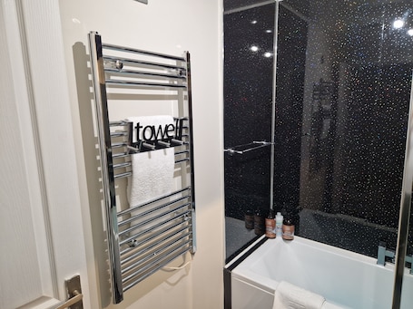 Apartment | Bathroom | Combined shower/bathtub, deep-soaking bathtub, free toiletries. Washingtons Emerald 2 Bed Exec Apt