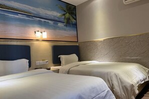 Une chambre d’hôtel avec deux lits, une grande fresque murale sur le thème de la plage et un mur décoratif en marbre.
