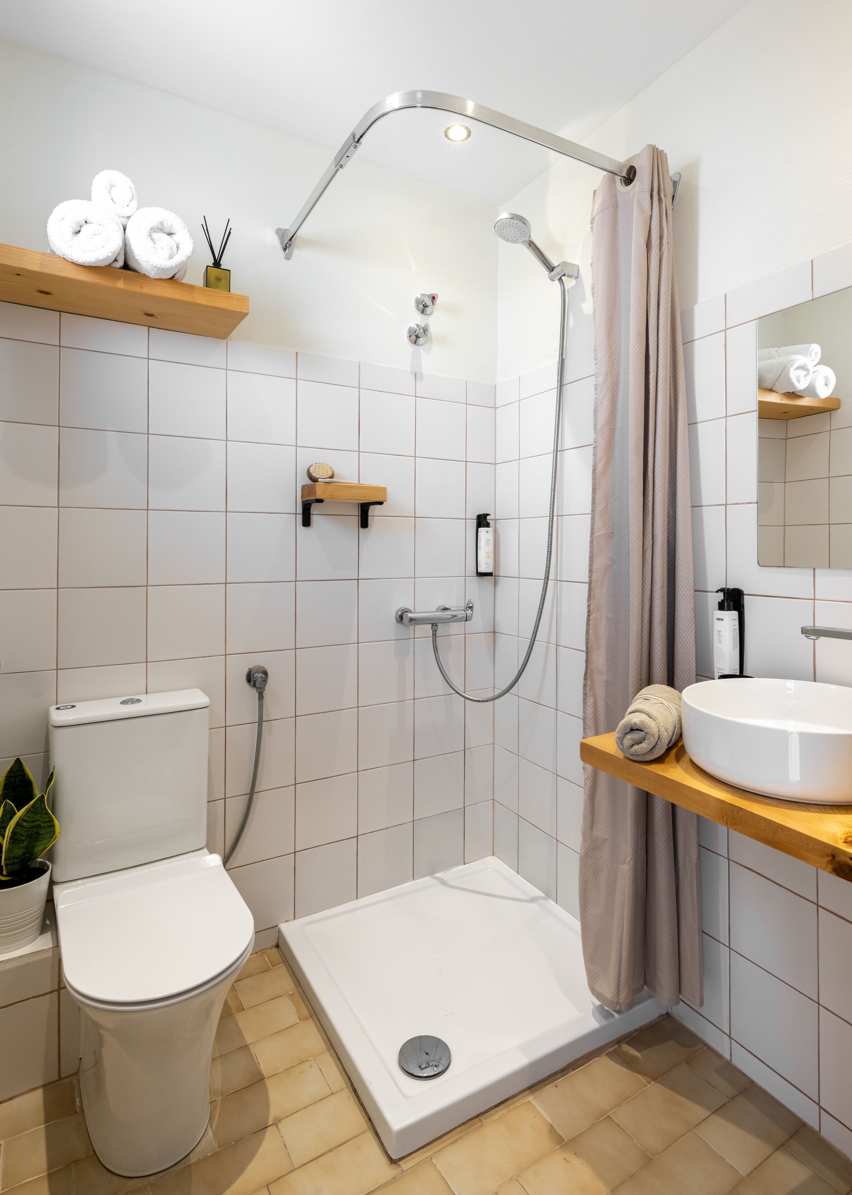 Ducha, secador de pelo, bidet, toallas