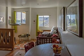 1 habitación, escritorio, tabla de planchar con plancha y wifi gratis 