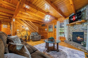 Smart TV, fireplace, foosball - Mins to GSMNP~King Beds~Hot Tub~Fireplace~Foosball~Fire Pit (Sevierville)