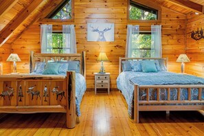 3 bedrooms, iron/ironing board, free WiFi, bed sheets - Mins to GSMNP~King Beds~Hot Tub~Fireplace~Foosball~Fire Pit (Sevierville)