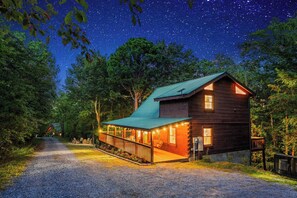 Exterior - Mins to GSMNP~King Beds~Hot Tub~Fireplace~Foosball~Fire Pit (Sevierville)