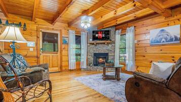 Televisor intel·ligent, llar de foc i futbolí