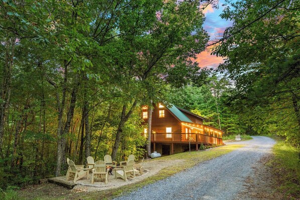 Property grounds - Mins to GSMNP~King Beds~Hot Tub~Fireplace~Foosball~Fire Pit (Sevierville)