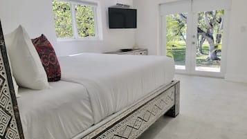 4 bedrooms, desk, iron/ironing board, travel crib