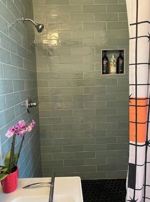 Hair dryer, towels, soap, shampoo - Super Location Clean Stylish Sunny & New Bathroom (Oakland)