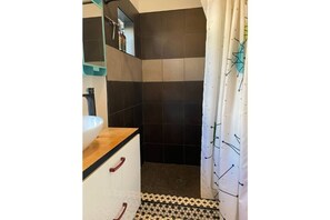 Een haardroger, handdoeken, zeep, shampoo