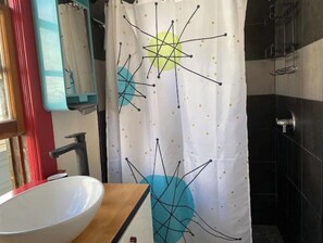 Haartrockner, Handtücher, Seife, Shampoo