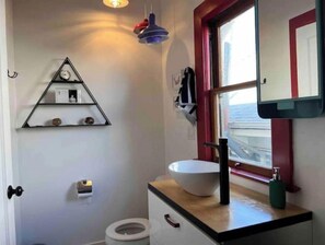 Asciugacapelli, asciugamani, sapone, shampoo