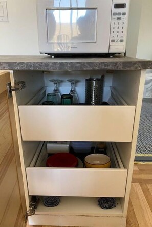 冷蔵庫、電子レンジ、コーヒー / ティーメーカー、電気ポット