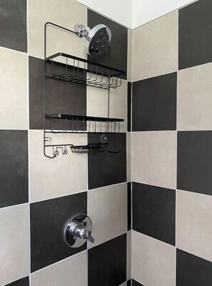 ヘアドライヤー、タオル、石鹸、シャンプー