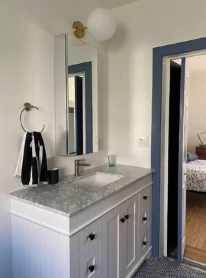 Secadora de cabello, toallas, jabón, shampoo 