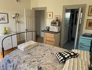 1 habitación, escritorio, tabla de planchar con plancha y wifi gratis 