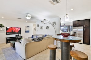 Smart TV, chimenea y impresora 