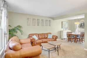 Smart TV, books - PROMO 10% WEEKLY AND 15% MONTHLY OFF
Naperville/Aurora, King Bed, Fenced Yard! (Aurora)