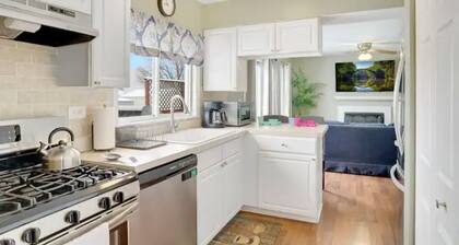 PROMO 10% WEEKLY AND 15% MONTHLY OFF
Naperville/Aurora, King Bed, Fenced Yard!