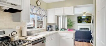 PROMO 10% WEEKLY AND 15% MONTHLY OFF
Naperville/Aurora, King Bed, Fenced Yard!