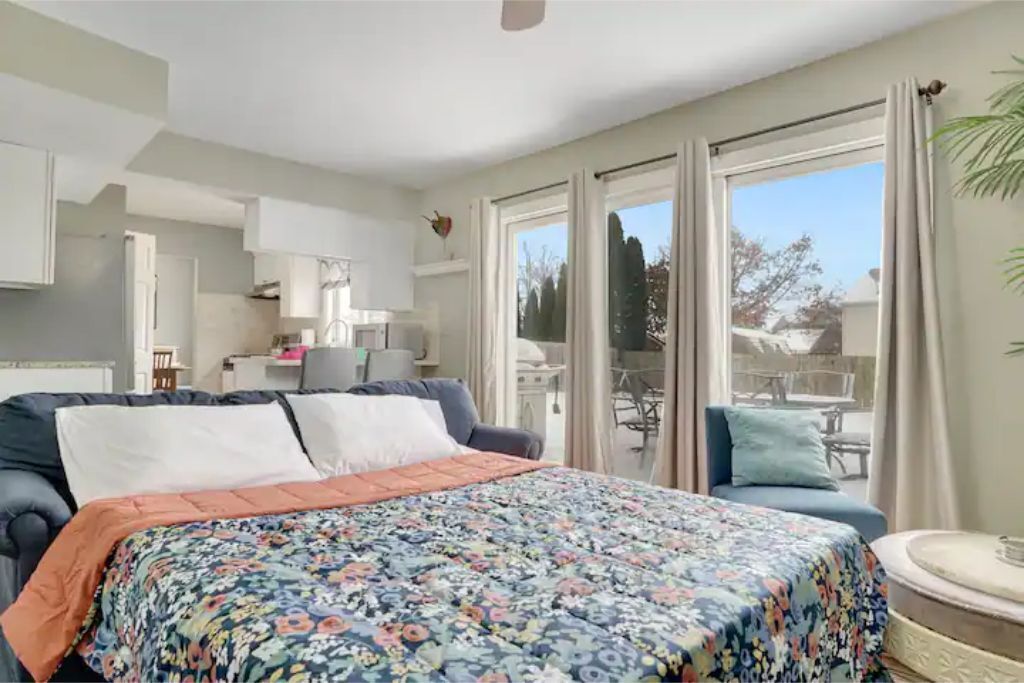 3 bedrooms, desk, iron/ironing board, travel cot