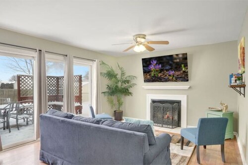 PROMO 10% WEEKLY AND 15% MONTHLY OFF
Naperville/Aurora, King Bed, Fenced Yard!