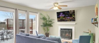 PROMO 10% WEEKLY AND 15% MONTHLY OFF
Naperville/Aurora, King Bed, Fenced Yard!