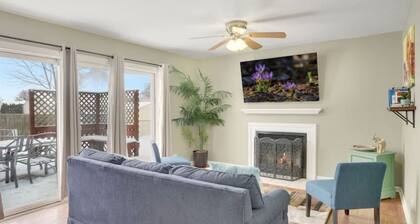 PROMO 10% WEEKLY AND 15% MONTHLY OFF
Naperville/Aurora, King Bed, Fenced Yard!