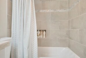 Hair dryer, towels, soap, shampoo - PROMO 10% WEEKLY AND 15% MONTHLY OFF
Naperville/Aurora, King Bed, Fenced Yard! (Aurora)