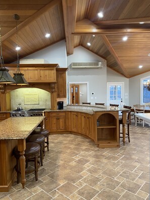 Fridge, microwave, oven, stovetop - Amazing Mountain View’s from every room! Hot Tub/3 Fire pits & Game Rm (Windham)