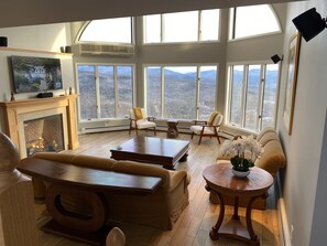 Smart TV, fireplace, foosball, stereo - Amazing Mountain View’s from every room! Hot Tub/3 Fire pits & Game Rm (Windham)