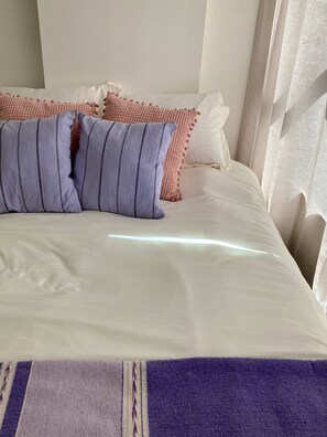 1 camera, una scrivania, Wi-Fi, lenzuola