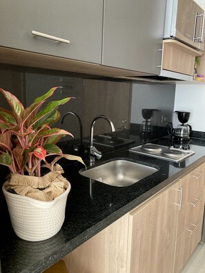 Frigorifero, microonde, piano cottura, macchina per tè/caffè