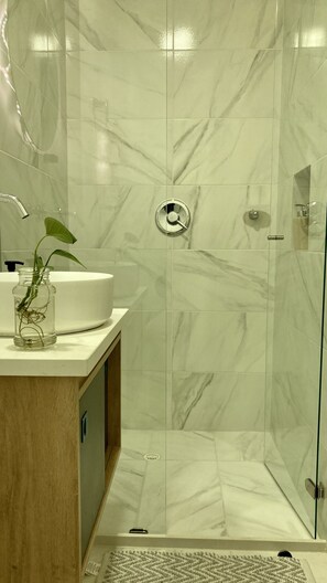 Doccia, asciugamani, sapone, shampoo