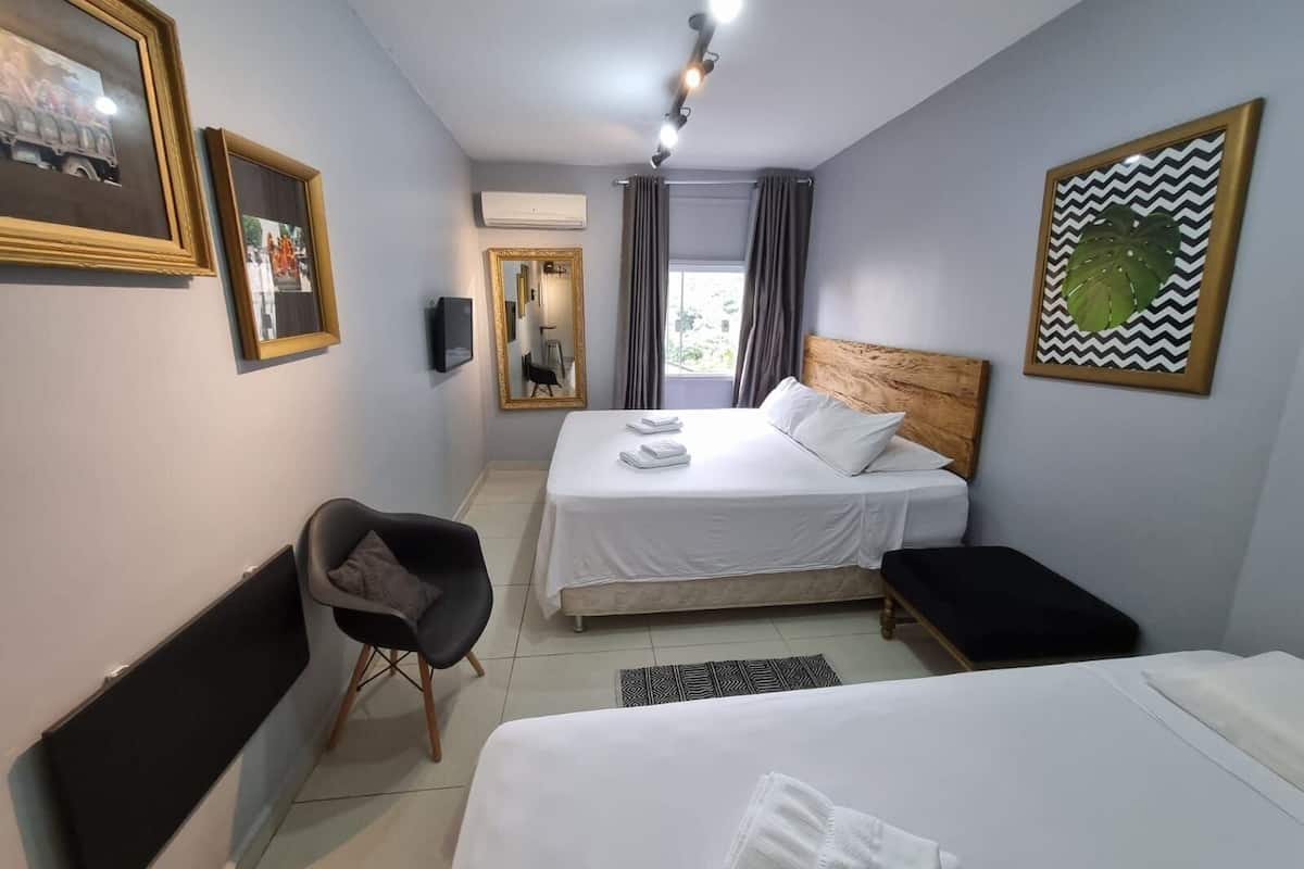 Apartamento básico | Escrivaninha, ferros/tábuas de passar roupa, Wi-Fi de cortesia