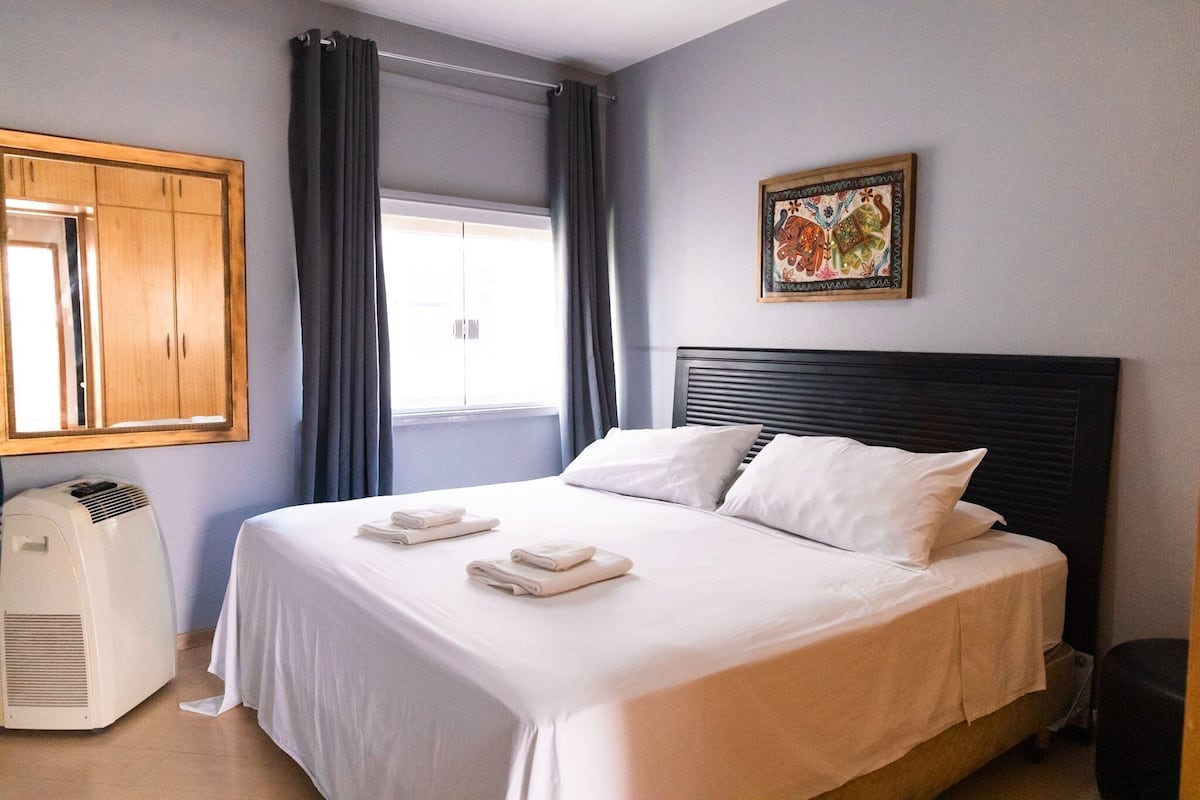 Apartamento básico | Escrivaninha, ferros/tábuas de passar roupa, Wi-Fi de cortesia