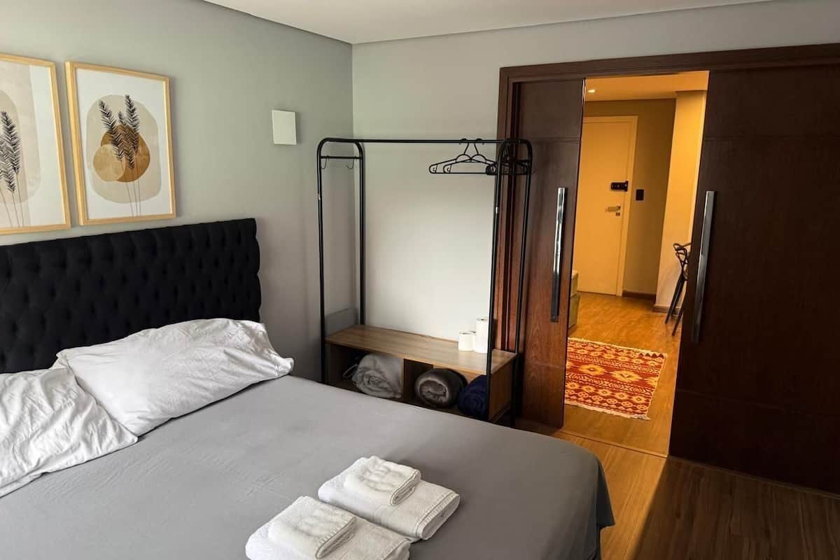 Apartamento básico | Escrivaninha, ferros/tábuas de passar roupa, Wi-Fi de cortesia