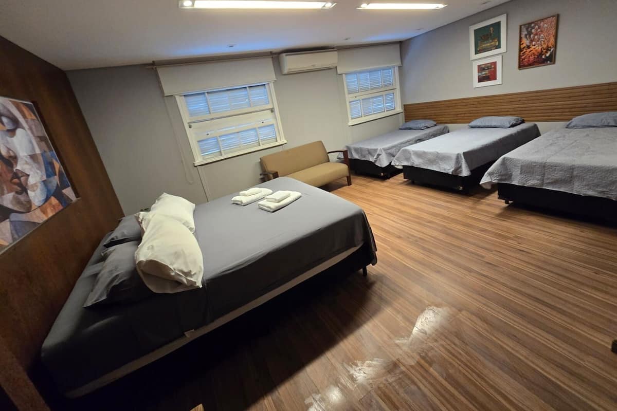 Apartamento | Escrivaninha, ferros/tábuas de passar roupa, Wi-Fi de cortesia