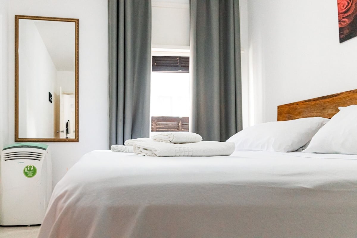 Apartamento básico | Escrivaninha, ferros/tábuas de passar roupa, Wi-Fi de cortesia