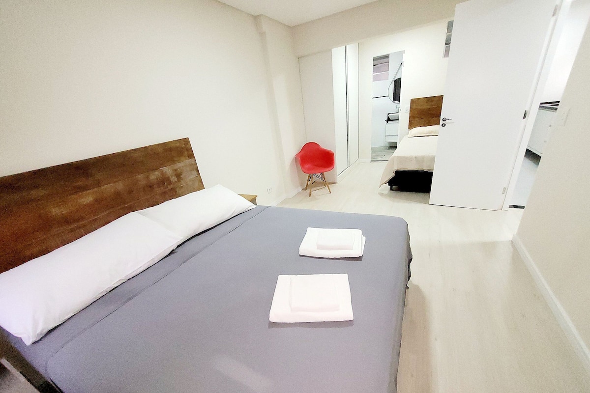 Apartamento básico | Escrivaninha, ferros/tábuas de passar roupa, Wi-Fi de cortesia