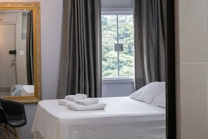 Apartamento básico | Escrivaninha, ferros/tábuas de passar roupa, Wi-Fi de cortesia