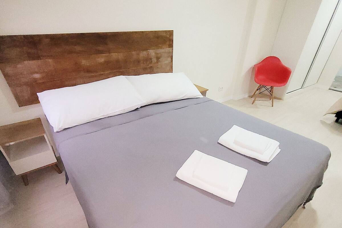 Basic Apartment | Meja, seterika/papan seterika, Wi-fi percuma