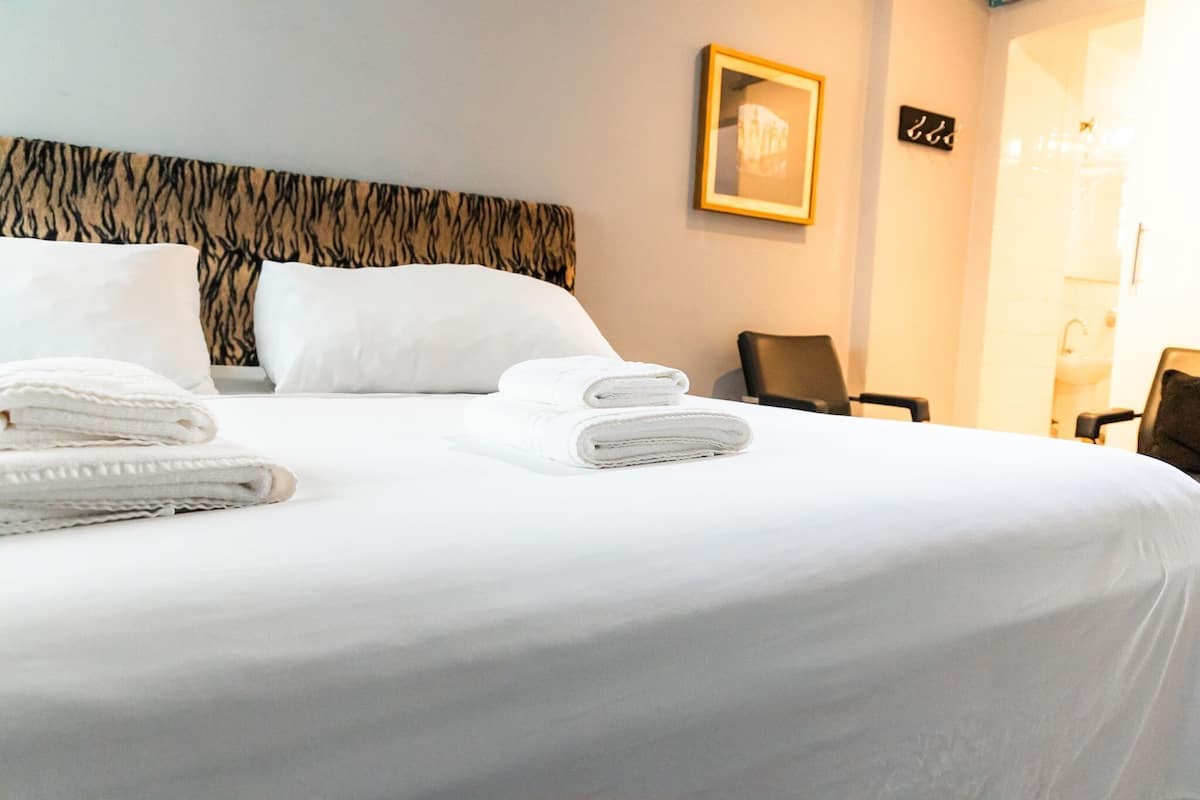 Apartamento básico | Escrivaninha, ferros/tábuas de passar roupa, Wi-Fi de cortesia